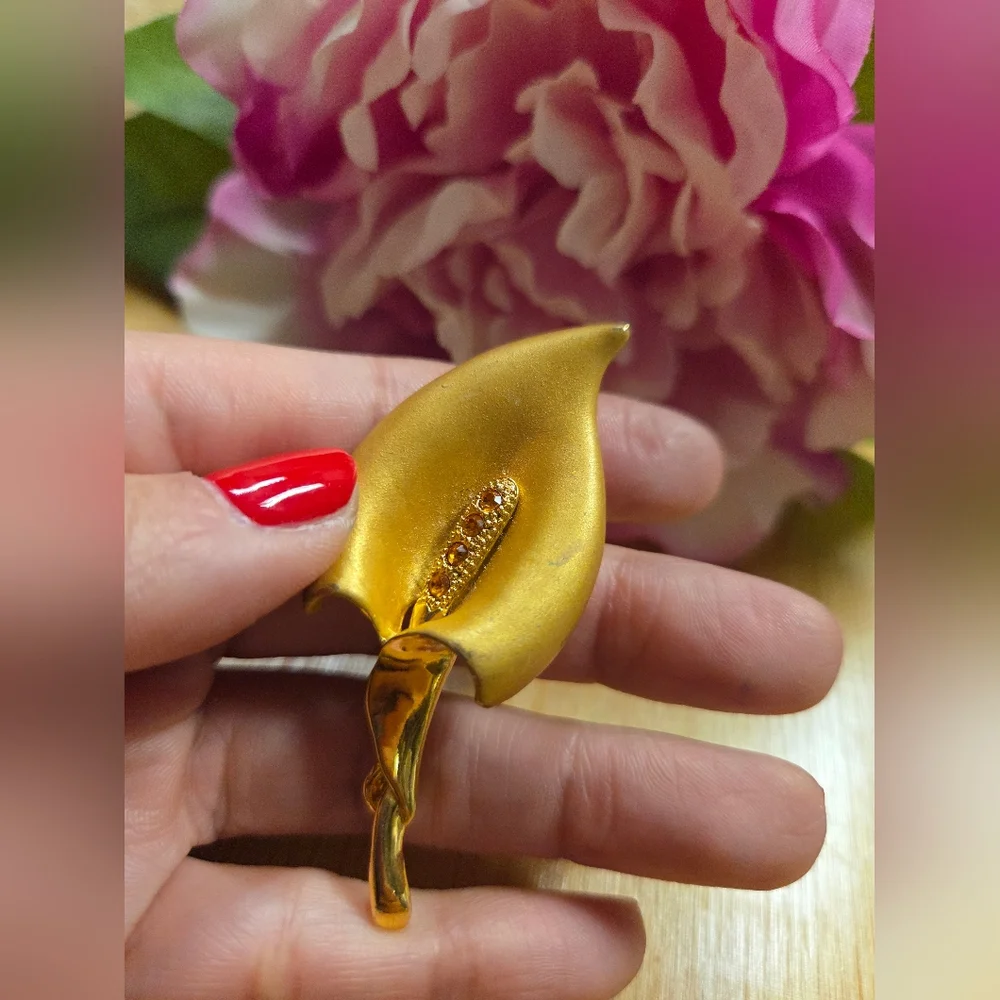 Elegant Gold Floral Brooch - Picture 3 of 4